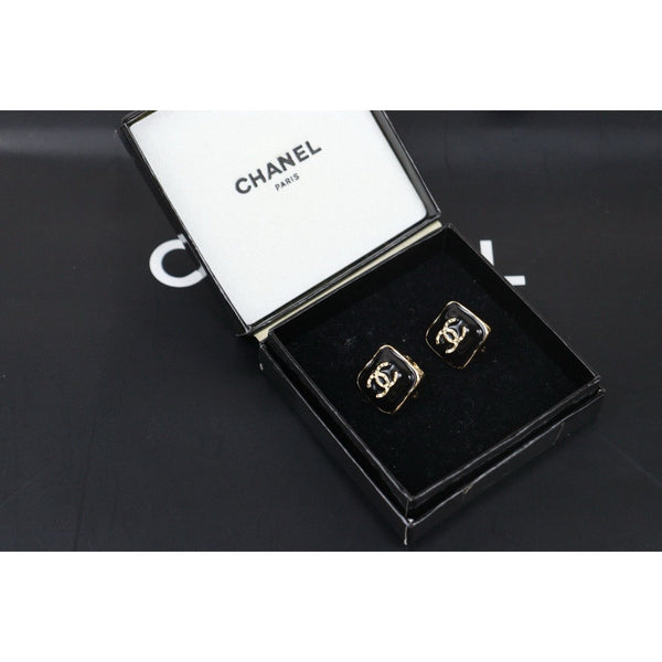 Chanel P24110118 (Very Good Condition)