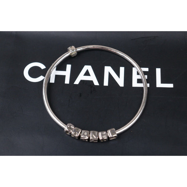 Chanel Y24080208 (Very Good Condition)